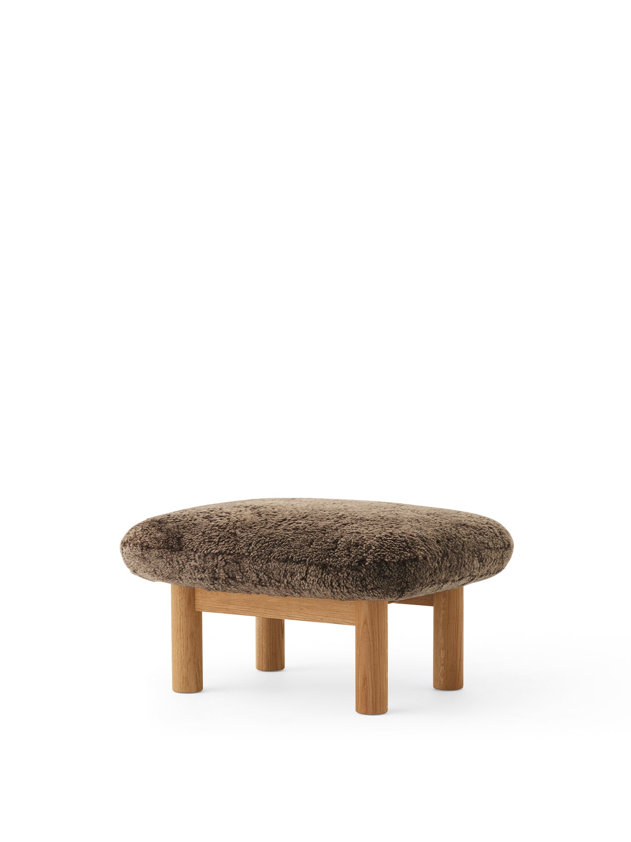 Menu - Brasilia pouf, massief naturel eiken frame, Sheepskin Curly (Root)