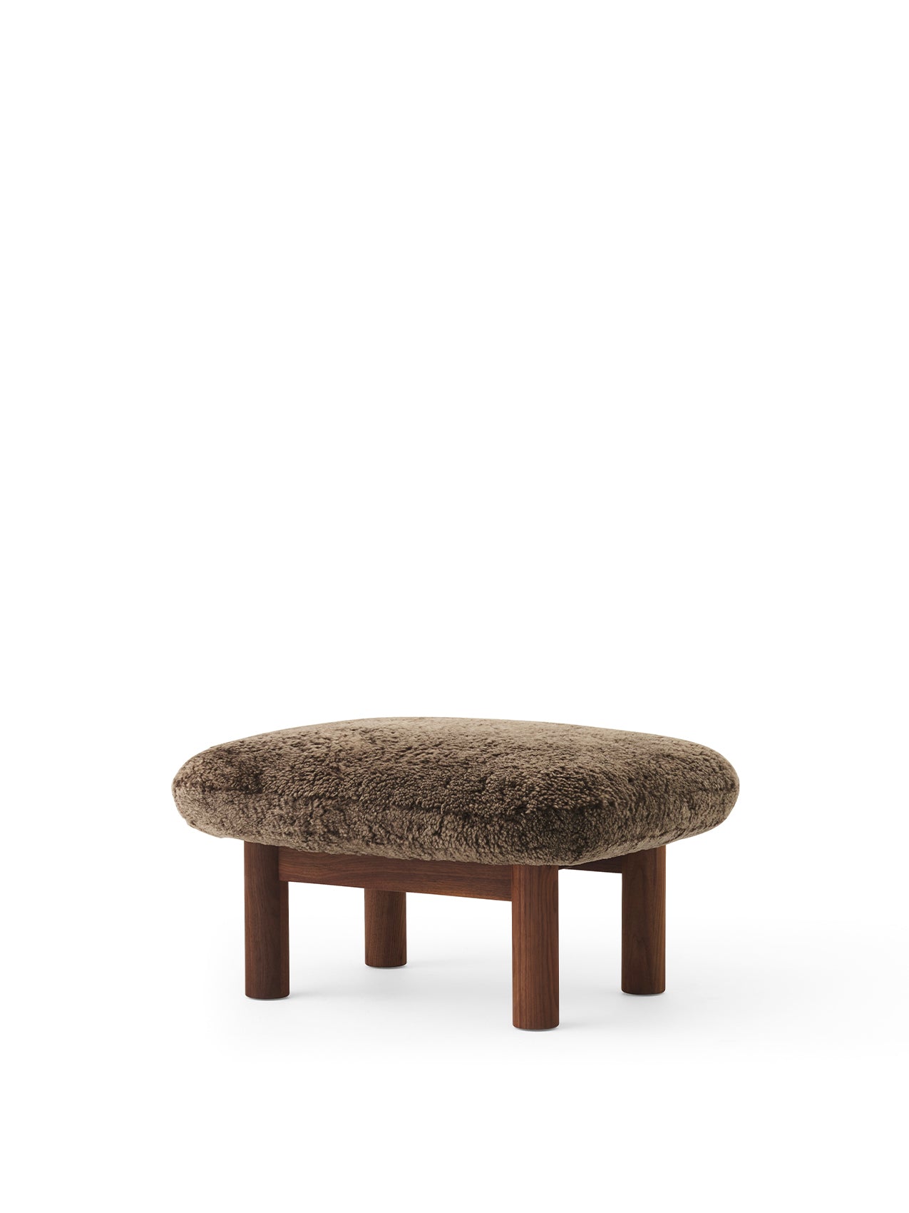 Menu - Brasilia pouf, massief donker gebeitst eiken frame, Sheepskin Curly (Root)