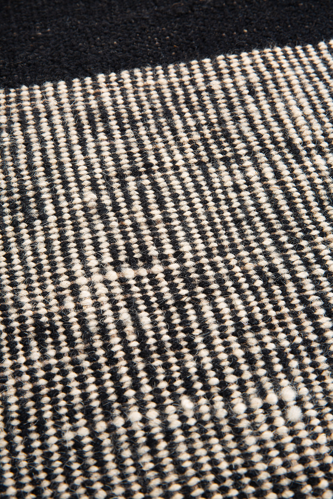 Ethnicraft - Dots Black kilim tapijt (250 x 350 x 1 cm)